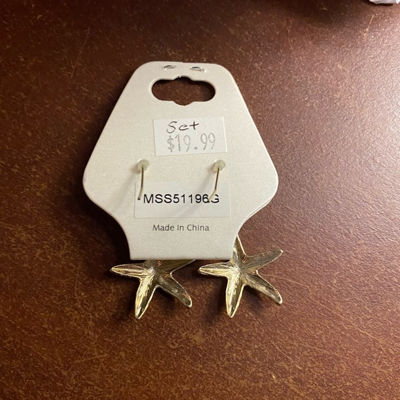 Star shape dangling gold overlay earrings - Picture 2 of 2